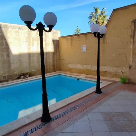 With Swimming Pool - Il-wenniessa Qala