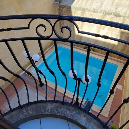 With Swimming Pool - Il-wenniessa