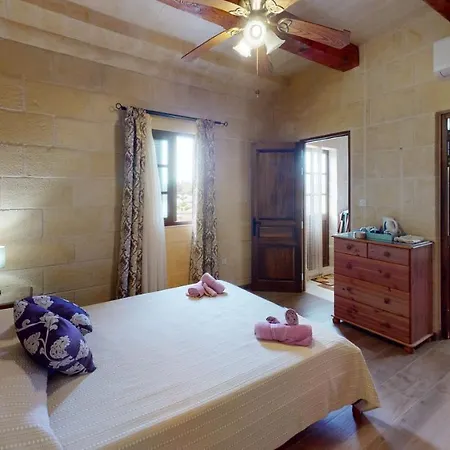 With Swimming Pool - Il-wenniessa Qala