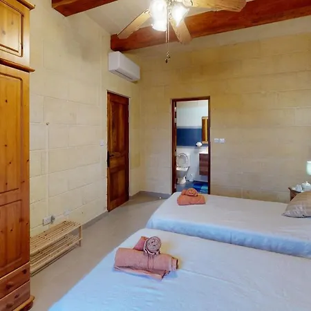 With Swimming Pool - Il-wenniessa فندق مبيت وإفطار Qala