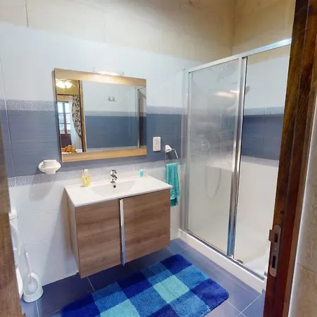 With Swimming Pool - Il-wenniessa