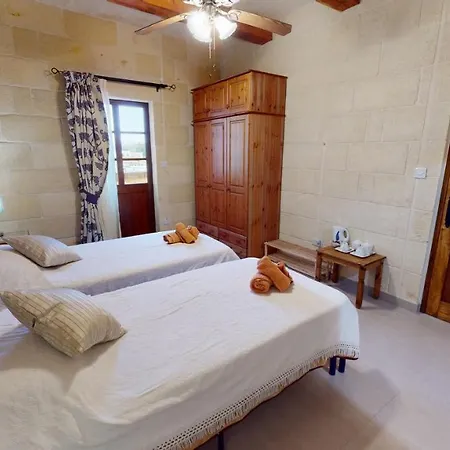 With Swimming Pool - Il-wenniessa