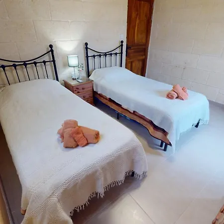 With Swimming Pool - Il-wenniessa فندق مبيت وإفطار Qala