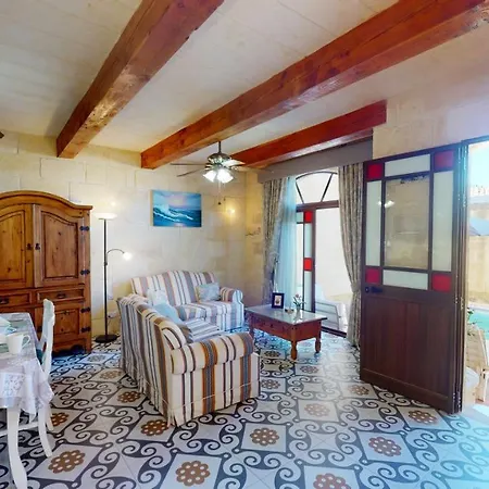 With Swimming Pool - Il-wenniessa Qala