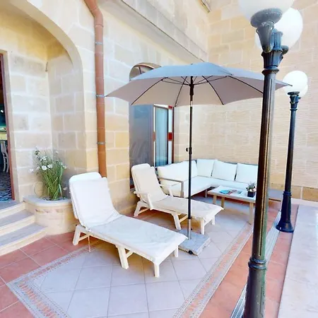 With Swimming Pool - Il-wenniessa Qala