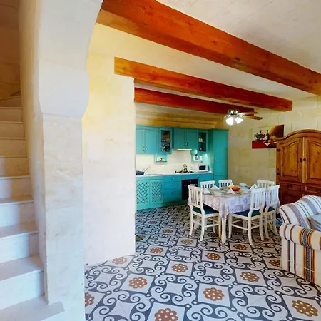 With Swimming Pool - Il-wenniessa