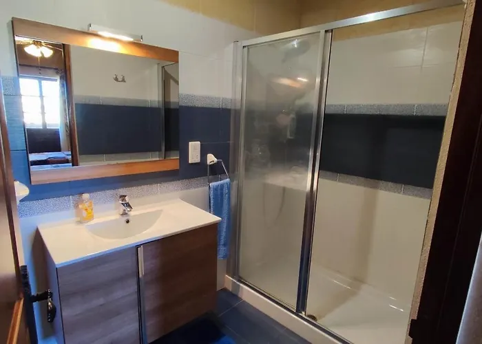 With Swimming Pool - Il-wenniessa Qala