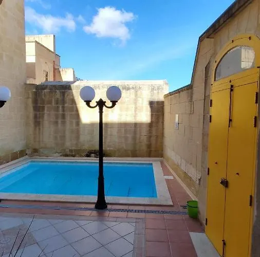 With Swimming Pool - Il-wenniessa