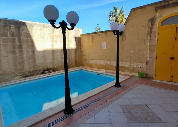 With Swimming Pool - Il-wenniessa Qala