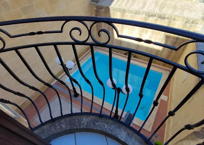 With Swimming Pool - Il-wenniessa