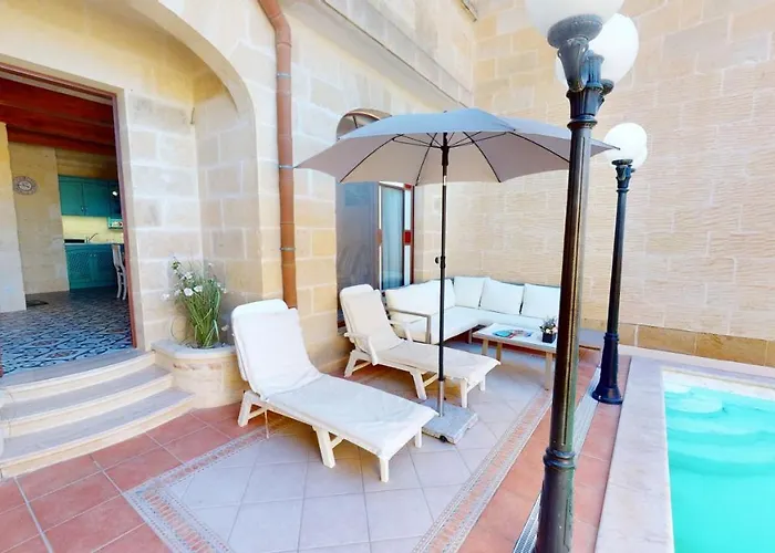 With Swimming Pool - Il-wenniessa Qala