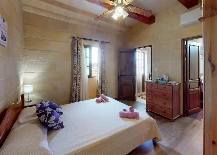 With Swimming Pool - Il-wenniessa Qala