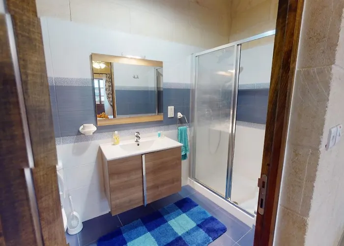 With Swimming Pool - Il-wenniessa