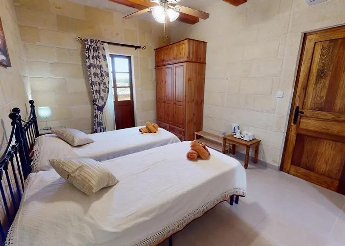 With Swimming Pool - Il-wenniessa