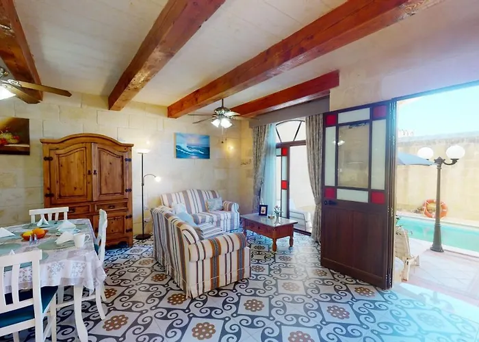 With Swimming Pool - Il-wenniessa Qala