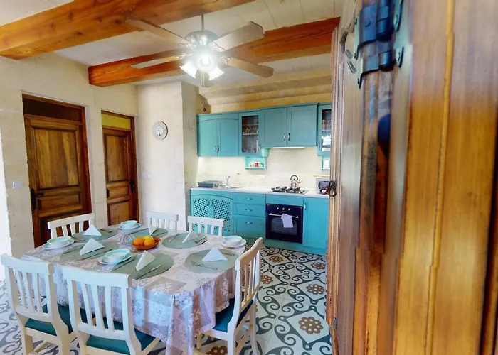 With Swimming Pool - Il-wenniessa Qala